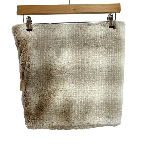 Anthropologie Sleeping on Snow Infinity Twisted Fuzzy Scarf in Heathered Gray - Picture 4 of 5
